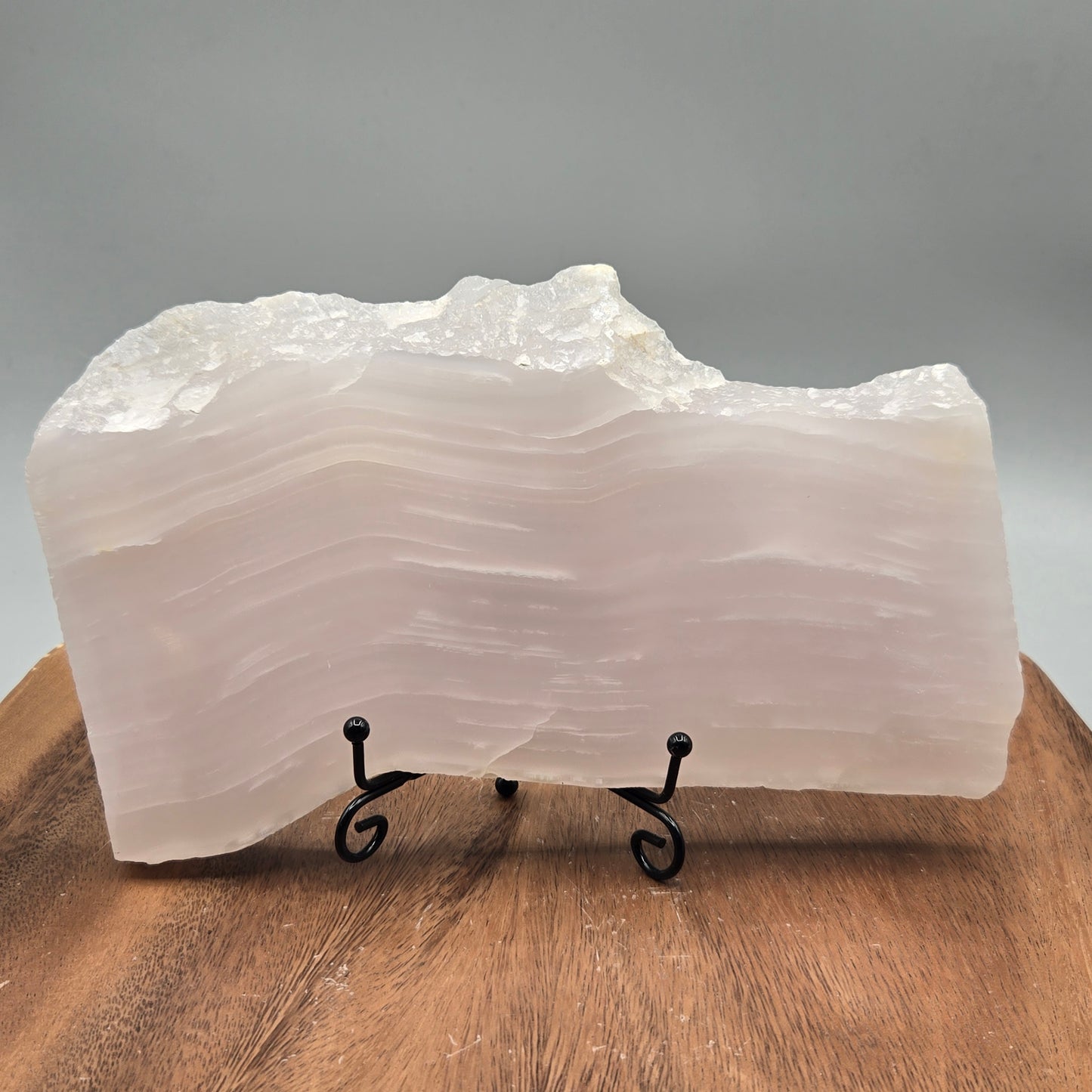 Mangano Calcite Slab on Stand 168