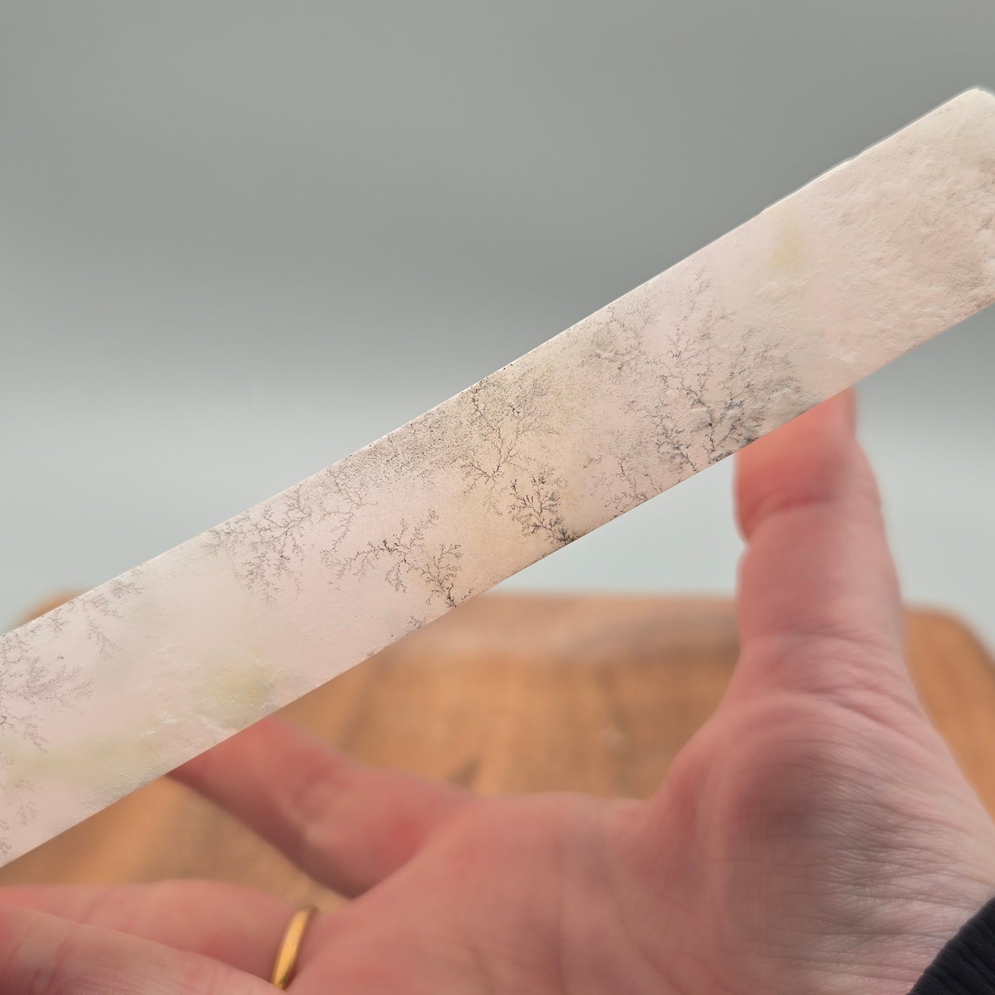 Mangano Calcite Slab on Stand 168